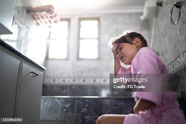 meisje met buikpijn die het toilet thuis gebruikt - diarrhoea stockfoto's en -beelden