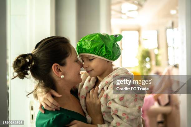 madre e hija abrazándose después de bañarse en casa - mother daughter towel fotografías e imágenes de stock