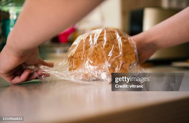 flicka som slår in bröd - bread bildbanksfoton och bilder