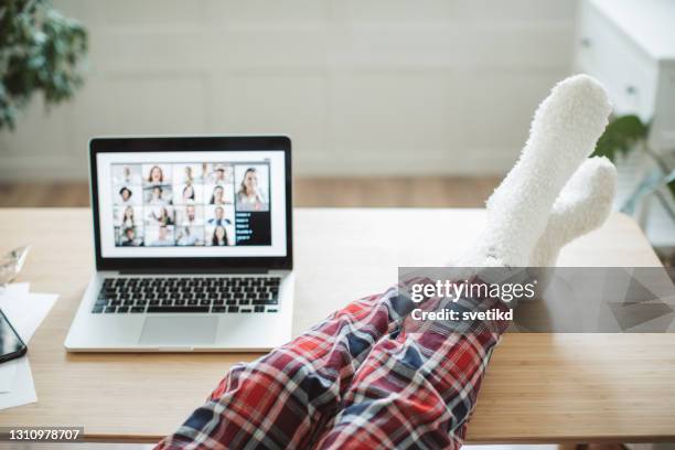 frauen, die im home office arbeiten - schlafanzug stock-fotos und bilder