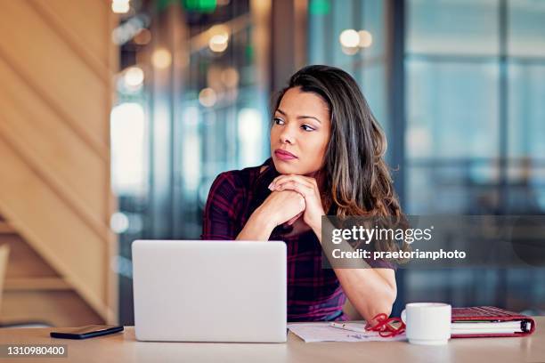 retrato de una empresaria quemada en una oficina - avoids fotografías e imágenes de stock