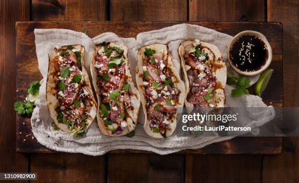 knusprige pan seared duck breast tacos mit hoisin sauce - hoisin soße stock-fotos und bilder