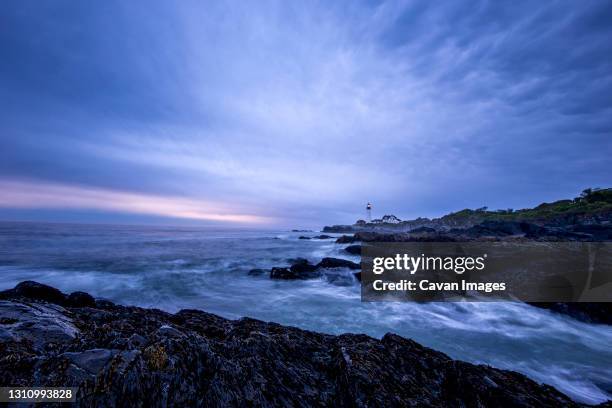 wide angle view of portland head lighthouse during blue hour sunrise. - cape elizabeth stock pictures, royalty-free photos & images