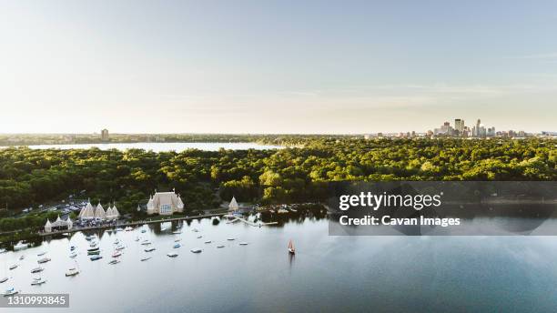 drone shot of lake harriet with the minneapolis skyline - minnesota - fotografias e filmes do acervo