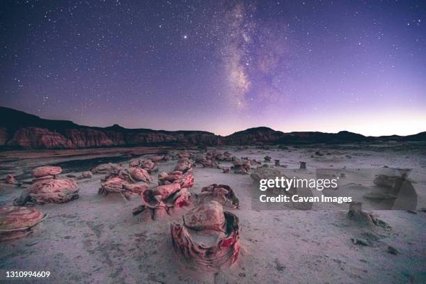 famous mudstone "alien eggs" formation under the milky way, new mexico - badlands - fotografias e filmes do acervo