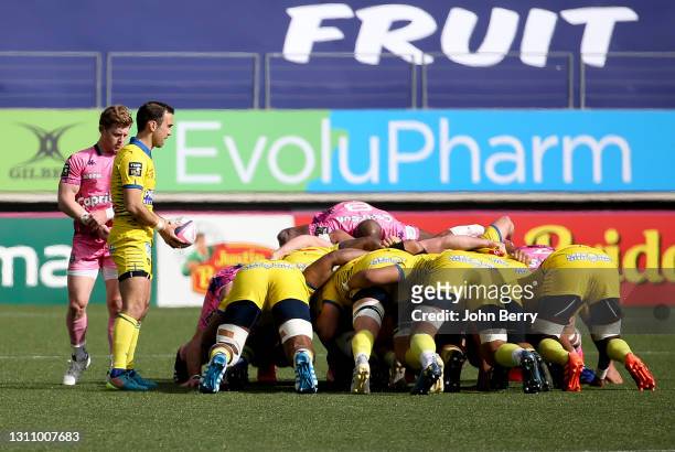 Morgan Parra of Clermont, James Hall of Stade Francais during the Top 14 match between Stade Francais and ASM Clermont Auvergne at Stade Jean Bouin...