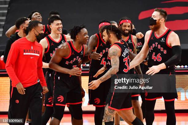 Gary Trent Jr. #33 of the Toronto Raptors celebrates with teammates Aron Baynes, DeAndre' Bembry, OG Anunoby, Pascal Siakam, and Yuta Watanabe after...