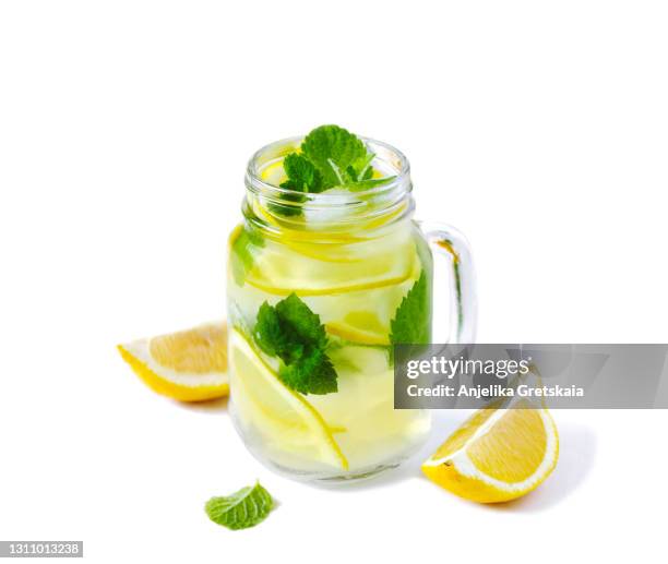 lemonade. mason jar glasses of lemonade with mint - limonade stockfoto's en -beelden