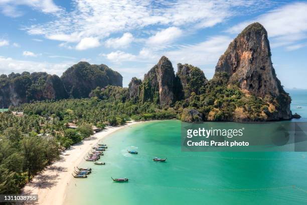 aerial view of railay beach seen from a drone one of thailand's most famous luxurious beach in summer sunny day in krabi, thailand. - tailandia foto e immagini stock