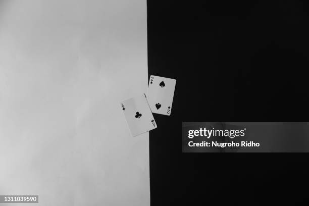 monochrome playing card - hand i kortspel bildbanksfoton och bilder