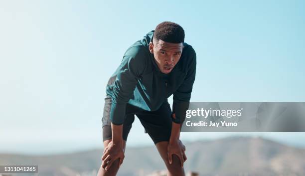 sólo espera un segundo mientras cojo mi respiración - deportistas fotografías e imágenes de stock