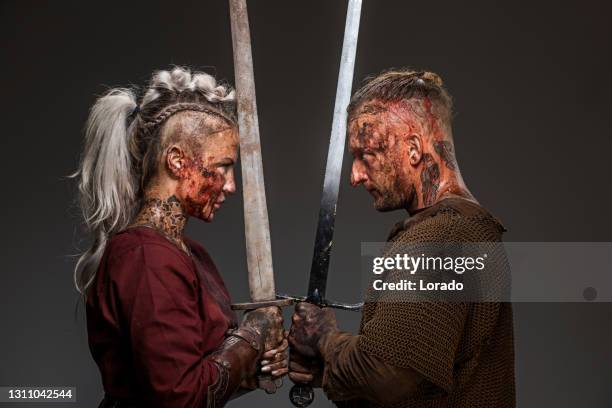 couples de guerrier viking couverts de sang et de boue dans le projectile de studio - fantasy female photos et images de collection