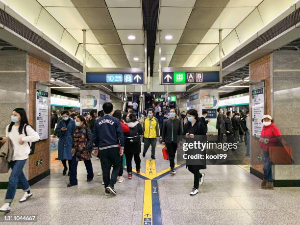 beijing line 4 subway jiaomenxi station platform - beijing subway line stock pictures, royalty-free photos & images