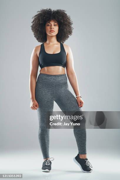 een koningin houdt haar lichaam sterk - woman standing exercise stockfoto's en -beelden