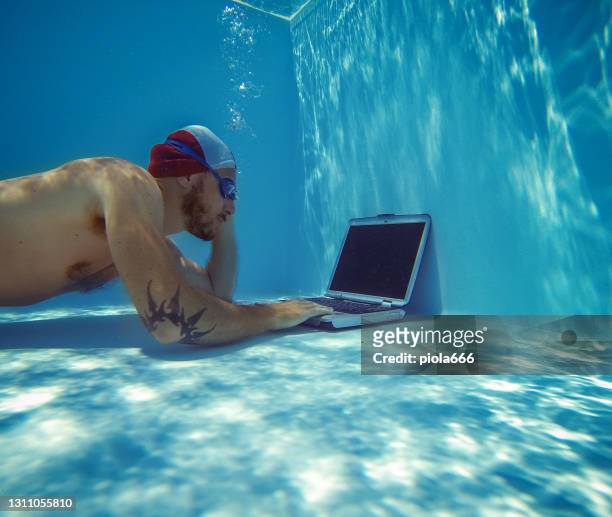 smart working preso troppo sul serio: uomo che lavora sott'acqua durante le vacanze - crazy pool foto e immagini stock