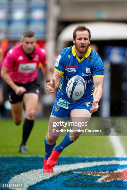 Camille Lopez of ASM Clermont Auvergne passes the ball during the Heineken Champions Cup Round of 16 match between Wasps and ASM Clermont Auvergne at...