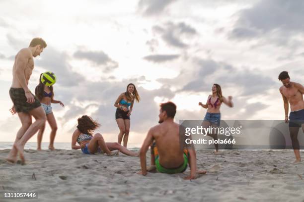 與朋友一起度暑假：日落時分參加大流行海灘派對 - beach volley 個照片及圖片檔