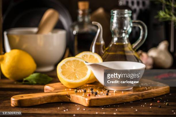 素朴な木製テーブルの上にレモンビネグレットドレッシング - vinaigrette dressing ストックフォトと画像