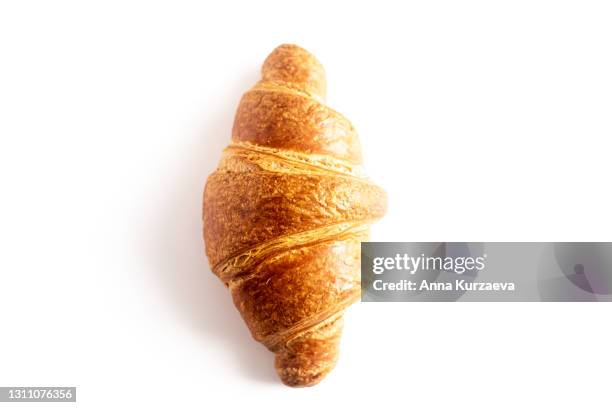 freshly baked croissant isolated on white background - croissant photos et images de collection