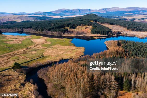 vista ad angolo alto di un lago e di un fiume al mattino - dumfries e galloway foto e immagini stock