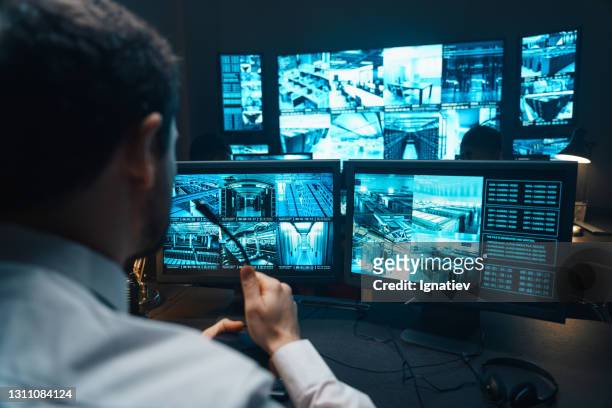 polizeibeamte in der überwachungszentrale breit - watching stock-fotos und bilder
