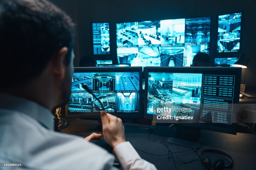 Politieagenten bij toezichtcontrolecentrum wijd