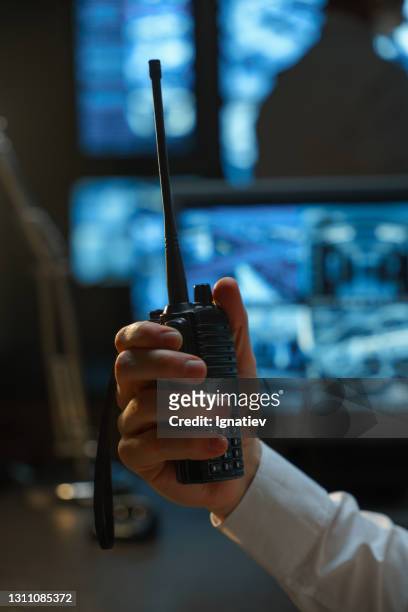 close-up da mão de um homem com um walkie-talkie. - sinal de emergência equipamento de segurança - fotografias e filmes do acervo