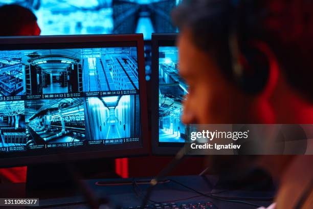 der fokus der kamera liegt auf den monitoren des sicherheitsdienstes in dem moment, in dem die alarmsirene funktioniert. - alarmanlage stock-fotos und bilder