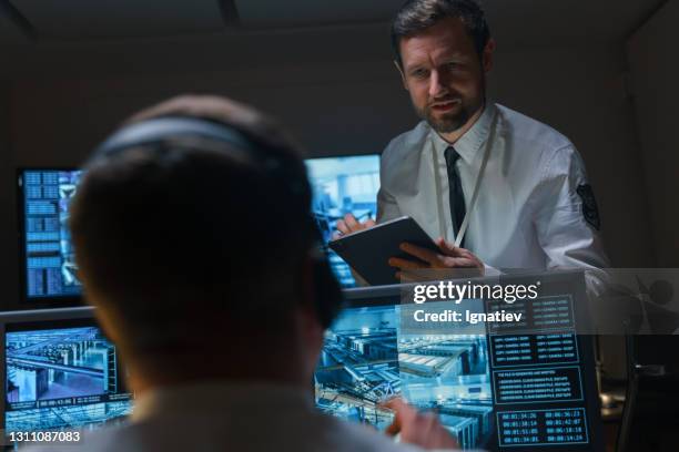Guard Using Tablet Security Guard Tablet Photos and Premium High Res Pictures - Getty Images