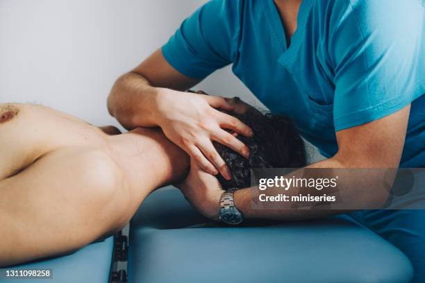 de fysiotherapeut die van de arts halsaanpassing doet - osteopathie stockfoto's en -beelden