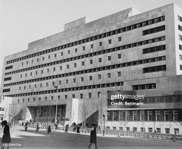 The exterior of the Supreme Court of the State of New York building on Adams Street in the Brooklyn borough of New York City, New York, circa 1945.