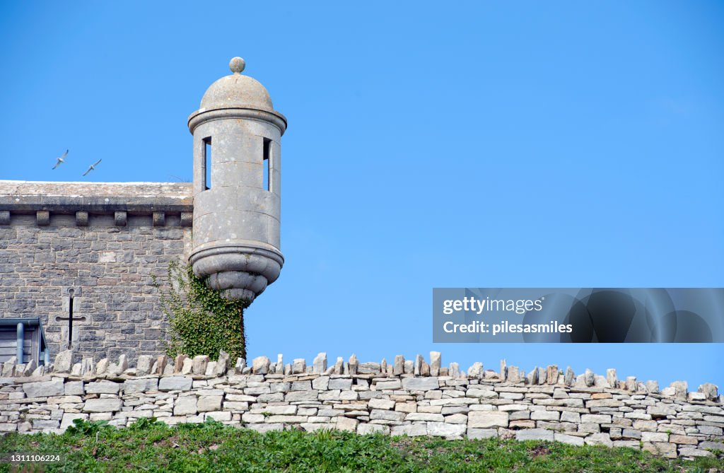 Durlston Castle torentje en muur functie op het eiland Purbeck langs de Jurassic Coast in Dorset, Engeland