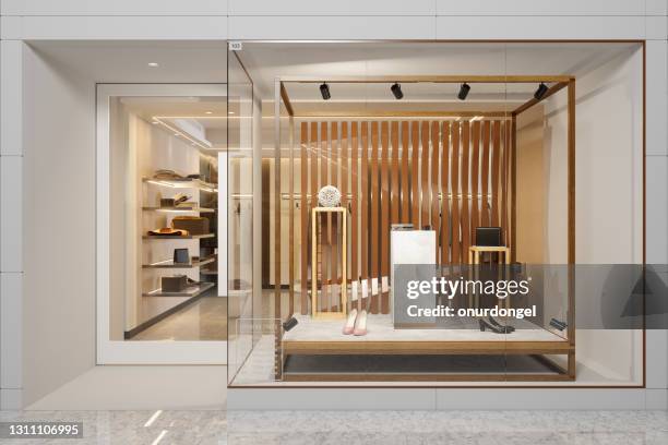 exterieur van kledingwinkel met schoenen en andere accessoires die in showcase worden weergegeven - etalage stockfoto's en -beelden