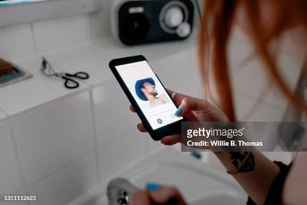 woman using dating app to message a man - app stockfoto's en -beelden