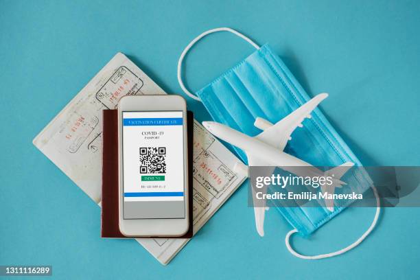 digital certificate of covid-19 vaccination. - qr code stockfoto's en -beelden