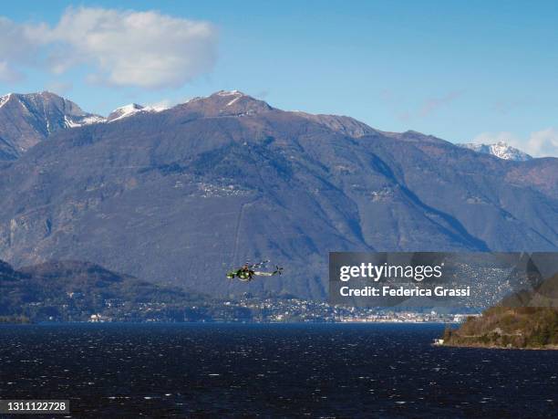 state forestry corps helicopter (elicottero del corpo forestale dello stato) on lake maggiore - elicottero stock pictures, royalty-free photos & images