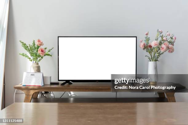 television set blank screen in a living room - living room table stock pictures, royalty-free photos & images