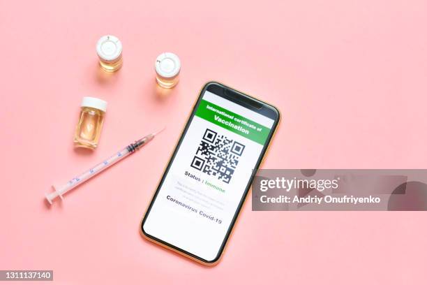 vaccination certificate - passeport vaccinal photos et images de collection