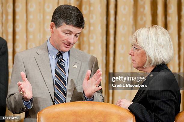 Representative Jeb Hensarling, a Republican from Texas and co-chairman of the Joint Deficit Reduction Committee, left, talks to Senator Patty Murray,...