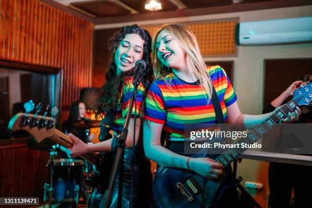 retrato de cintura para arriba de la banda de música contemporánea ensayando en estudio - músico pop fotografías e imágenes de stock