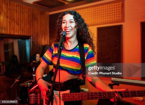 retrato de cintura para arriba de la banda de música contemporánea ensayando en estudio - gay singer fotografías e imágenes de stock