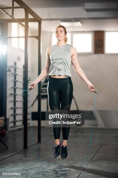 sportiva che salta la corda in palestra - skip exercise foto e immagini stock