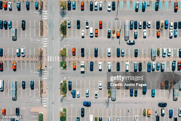 drone view of a retail outlet car park - parking foto e immagini stock