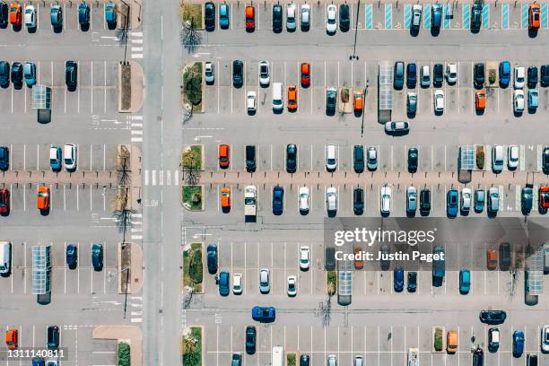 drone view of a retail outlet car park - grocery outlet stock pictures, royalty-free photos & images