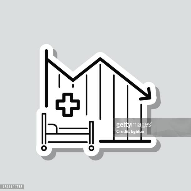 diagramm der verringerten krankenhausbettenkapazität. icon-aufkleber auf grauem hintergrund - krankenhaus niemand stock-grafiken, -clipart, -cartoons und -symbole