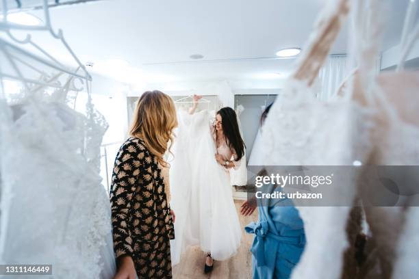 probar el vestido de novia - wedding dress fotografías e imágenes de stock