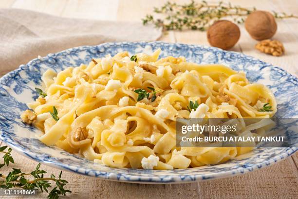 fresh homemade tagliatelle with feta cheese and walnuts - fettuccine alfredo fotografías e imágenes de stock