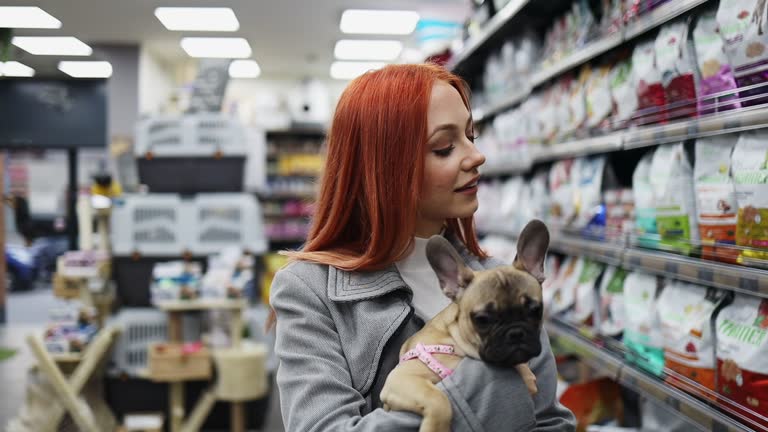 https://media.gettyimages.com/id/1311165808/video/young-woman-in-pet-shop-with-her-dog.jpg?b=1&s=640x640&k=20&c=pMCsSu_wTmvgNRGI6eWLUffhnAMtmPxEsN6q02AiJtw=