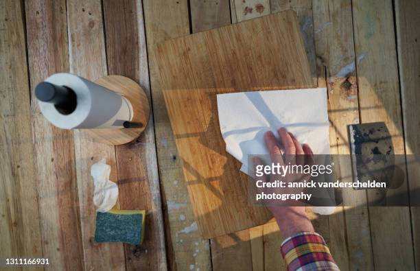 cleaning cutting board - kitchen paper stockfoto's en -beelden