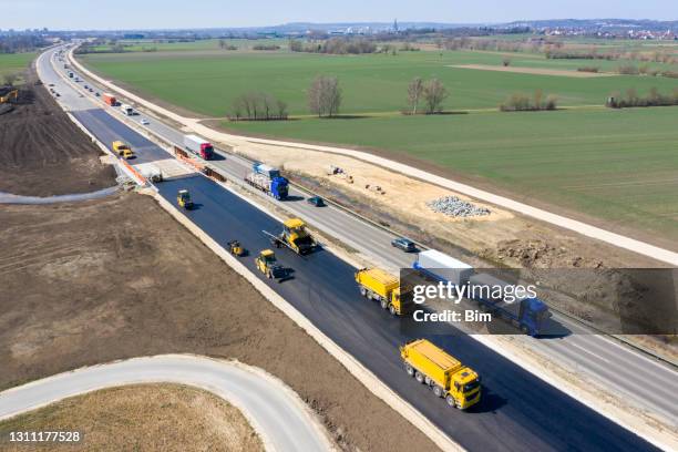 luftaufnahme eines straßenbaus - autobahn stock-fotos und bilder